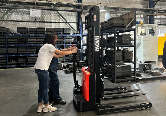 Xe Nâng Điện Đứng Lái ESD122 10 Hướng Dẫn Khách Hàng Sử Dụng