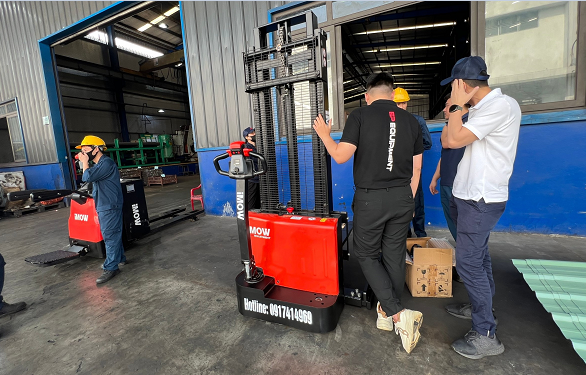 Xe Nâng Điện Đứng Lái ESD122 12 Sự Dụng Rộng Rãi Trong Các Ngành Công Nghiệp