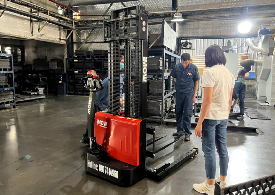 Xe Nâng Điện Đứng Lái ESD122 11 Xe Nâng Điện Đứng Lái ESD122