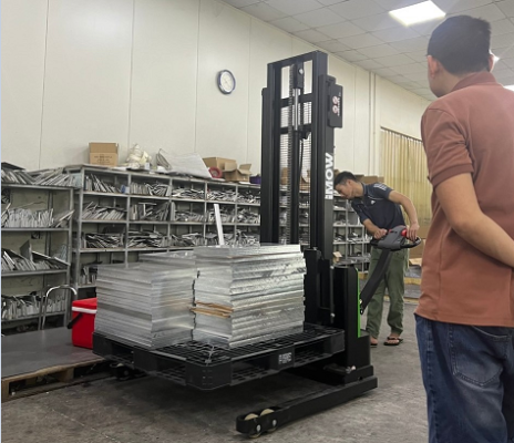 Xe Nâng Điện Đứng Lái ESD122 9 Sử Dụng Nhiều Pallet Khác Nhau