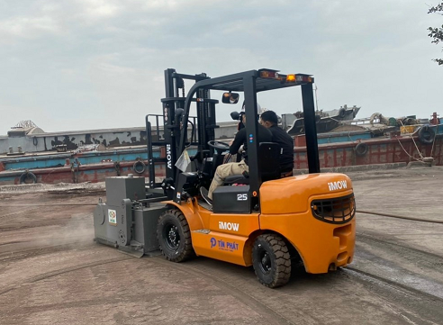 Xe Nâng Dầu Diesel iMOW CPCD30T3 15 Xe Nâng iMOW Lắp Bộ Quét Rác