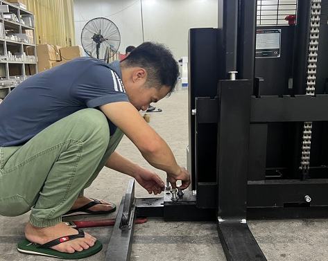 Xe Nâng Điện Đứng Lái ESD122 8 Nới Rộng - Hẹp Chân Càng