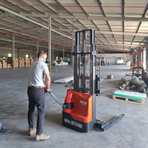 Xe Nâng Điện Đứng Lái ES15-33DM 11 Xe Nâng Điện Đứng Lái ES15-33DM
