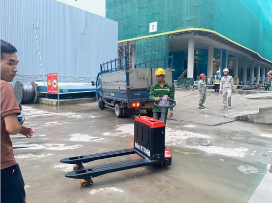 Lựa Chọn Xe Nâng Điện Cho Kho Xưởng Mới 10 Làm Việc Moi Môi Trường