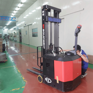 Xe Nâng Điện Chạy Dưới Trời Mưa